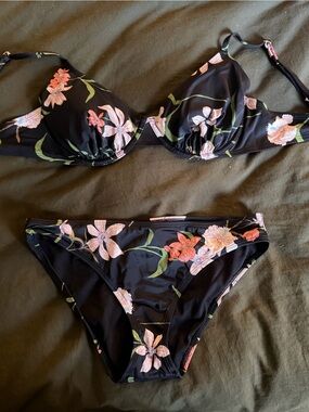 Sz M Shade & Shore floral bikini Like New!